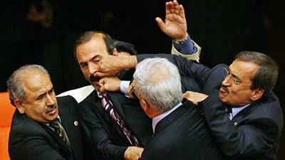 مشاجرة بين نواب أتراك خلال مناقشة إصلاحات دستورية (فيديو)