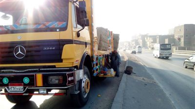 تعطل سيارة نقل محملة بالرخام أعلى كوبري كوسيكا بطريق الأوتوستراد 