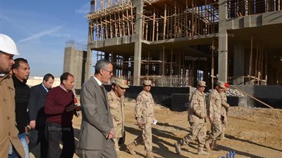 قائد القيادة الموحدة بالقوات المسلحة يتفقد إنشاءات المجمع الطبي بجامعة السويس (صور)