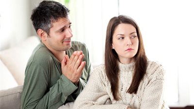 4 تصرفات تمنع زوجك من الاعتذار لك.. تجنبيها