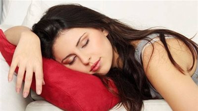 دراسة: ساعة نوم واحدة بعد الغداء تجعل الدماغ أصغر بـ5 سنوات