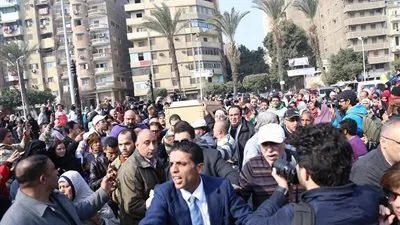 حشدُ جماهيريُ حول جثمان كريمة مختار قبل أداء صلاة الجنازة (صور)