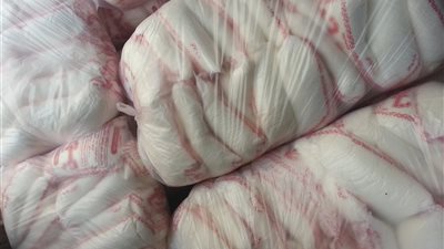 ضبط بقال تمويني بحوزته 2 طن سكر امتنع عن صرفهم  للمواطنين بالسويس