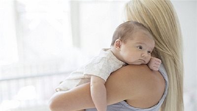 دراسة تكشف سر حمل الأمهات لأطفالهن على الكتف الأيسر