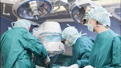 أطباء يستخرجون أكثر من 150 دودة حية من بطن شابة هندية !