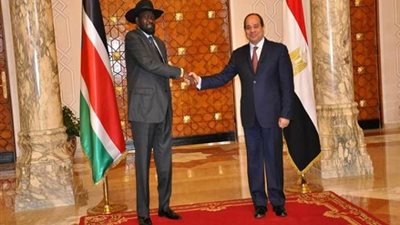 غضب في جنوب السودان من ظهور العلم مقلوبا أثناء زيارة سلفاكير لمصر.. والمتحدث يرد 