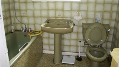 إمرأة تحتجز طفلها في الحمام لمدة عامان لسبب غريب !