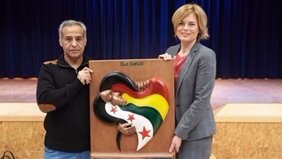 ميركل تتسلم هدية من لاجئ