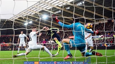 جيرو يهز شباك سوانزي بالهدف الأول ويتقدم لآرسنال (فيديو)