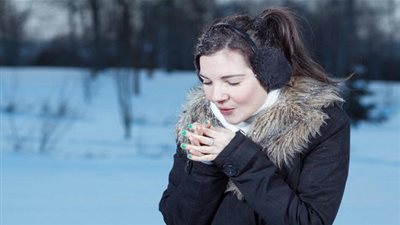 برودة الأطراف في الشتاء دليل على إصابتك بأحد تلك الأمراض