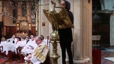 كنيسة اسكتلندية تدعو مسلمة لتلاوة سورة 