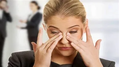 تحذير.. الفرك المستمر للعين يُضعِف البصر