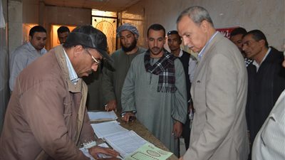 محافظ قنا يُعلن إنشاء محطة لتوليد الكهرباء بالبخار ومشروعات قومية أخرى 