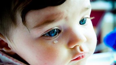 هل تعلم لماذا يبكي الإنسان عند الشعور بالألم؟