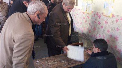 محافظ الإسماعيلية يتفقد لجان امتحانات الشهادة الابتدائية (صور)