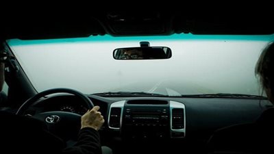 10 نصائح لتفادي مخاطر الشبورة أثناء قيادة السيارة.. تعرف عليها!