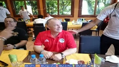 أبوريدة يصل فندق المنتخب في الجابون (صور)