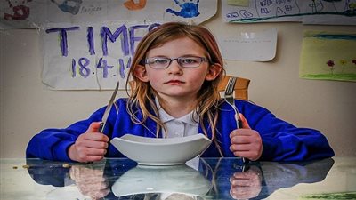 حالة فريدة من نوعها.. أوليفيا طفلة إلكترونية لا تنام ولا تأكل ولا تتألم (صور)