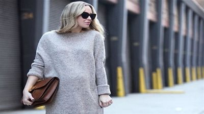 للحوامل: أفكار عصرية لتنسيق الفساتين القصيرة مع البوت الطويل في الشتاء (صور)