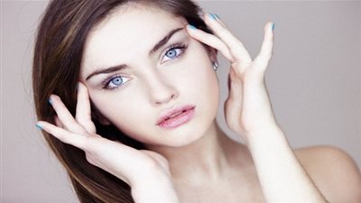 لصاحبات الجفون الدهنية: أفضل طريقة لتثبيت المكياج