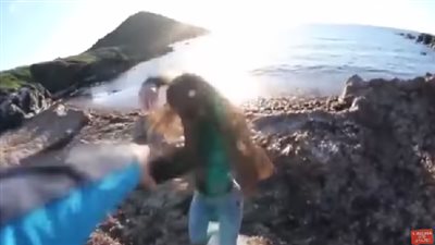 في مشهد مروع دفع حبيبته من فوق جرف صخري.. وحدث لها ما لم تتوقع (فيديو) !