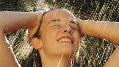 10 ثوان تحت المياه الباردة.. بشرة نضرة وشعر كالحرير !