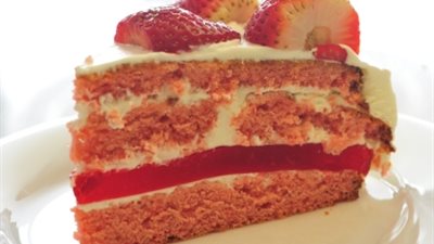 طريقة عمل كيك بالفراولة والجيلى البارد