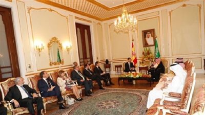 وزيرة إسبانية ترتدي تنورة قصيرة تثير الرأي العام السعودي !