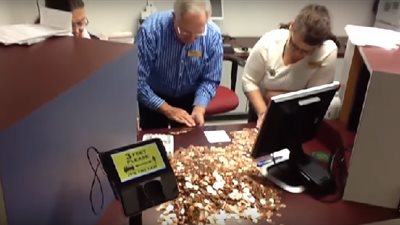 بعد نزاع طويل.. رجل يدفع 300 ألف عملة معدنية ضرائب سيارته (فيديو) !