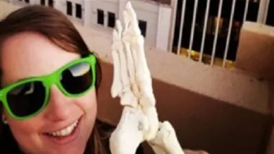 فتاة تسافر بصحبة 