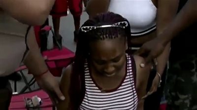 أمريكان يهربون من إطلاق النار في احتفالات 