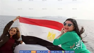 علا رامي وصفاء جلال ترفعان علم مصر أمام جزيرة تيران (صور)