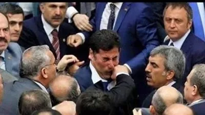 حرب شوارع في البرلمان الأردني بسبب 