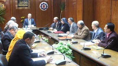 محافظ السويس يبحث مشاكل 33 مواطناً في اللقاء الجماهيرى