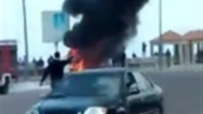 اشتعال النيران بسيارة ملاكي على طريق كورنيش الإسكندرية (فيديو)