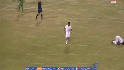  لاعب كوكاكولا يحتفل بهدف في شباك السكة على طريقة 