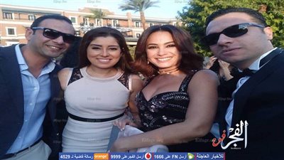 هند صبري وايتن عامر وزوجها في حفل زفاف 