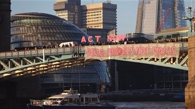متظاهرون بريطانيون لترامب: ابنِ الجسور لا الجدران