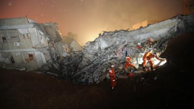انقاذ ٤ أشخاص والبحث عن ١٠ آخرين تحت أنقاض فندق ضربه انهيار أرضي بالصين