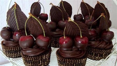 طريقة عمل كب كيك الشوكولاتة بالكرز