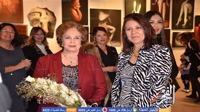 جيهان السادات تفتتح معرضا للفنون التشكيلية بمركز الهناجر (صور)