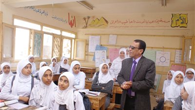 طلاب وطالبات الإعدادية يشتكون من صعوبة امتحان الدراسات بالسويس