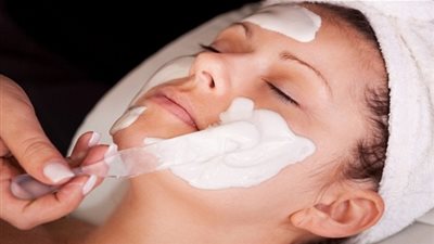 حليب الأم.. لشدَ الوجه والتخلص من الحبوب