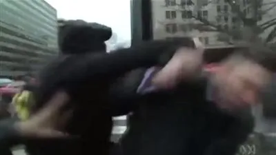 صفع زعيم يميني خلال الاحتفال بتنصيب ترامب (فيديو)