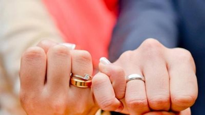 من الإهتمام إلى الإعتراف.. 6 حيل نسائية للإيقاع بـ