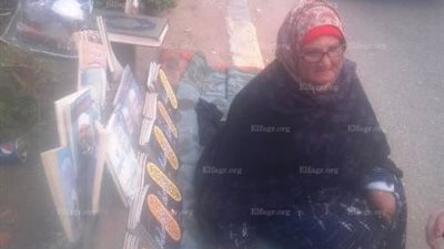 عجوز بلا مأوى.. مسنة تجمع الرزق من أمام أسوار جامعة القاهرة.. وتصرخ: 