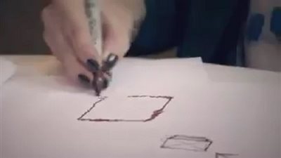 مصممة جرافيك اصيبت بمرض الشلل الرعاش فقامت عالِمة بتطوير آلة تساعدها في الرسم (فيديو)