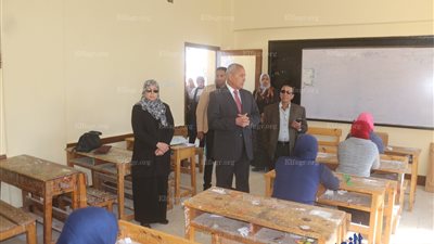 محافظ السويس يتفقد لجان امتحانات صفوف النقل بمدارس الثانوي العام والفني (صور )