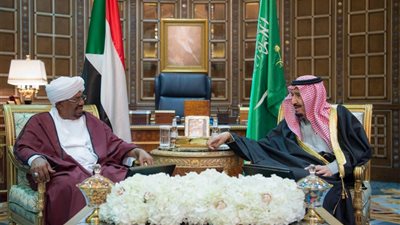 خادم الحرمين يعقد جلسة مباحثات رسمية مع الرئيس السوداني