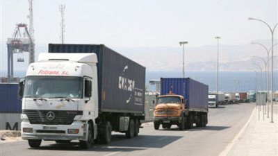 قرار مصري يثير أزمة مع سائقي الشاحنات الكويتية